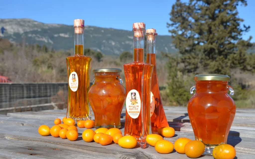 Butelki likieru kumquat - grecji alkohol cytrusowy z wyspy Korfu.
