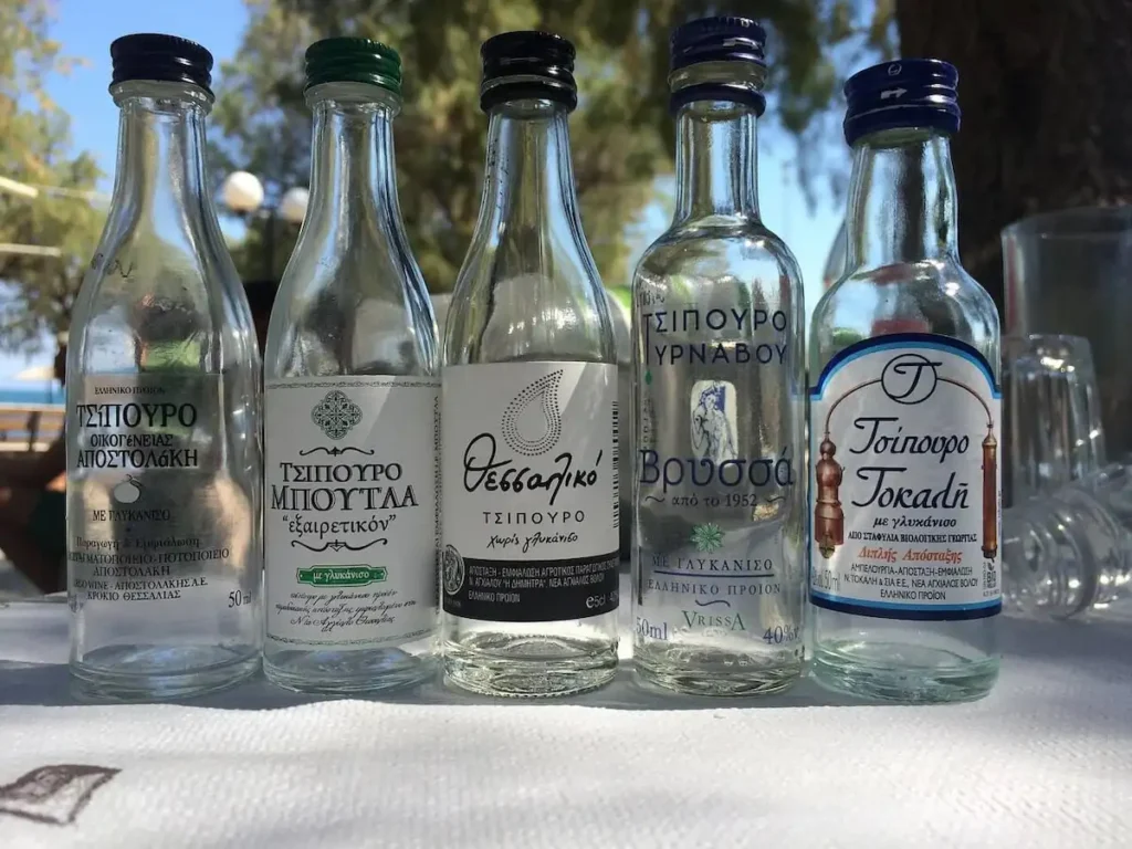 Greckie alkohole – ouzo, tsipouro i raki w buteleczkach