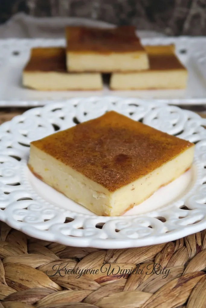 Galatopita – grecki deser zapiekany z kremem mlecznym, posypany cynamonem, podany na białym talerzu
