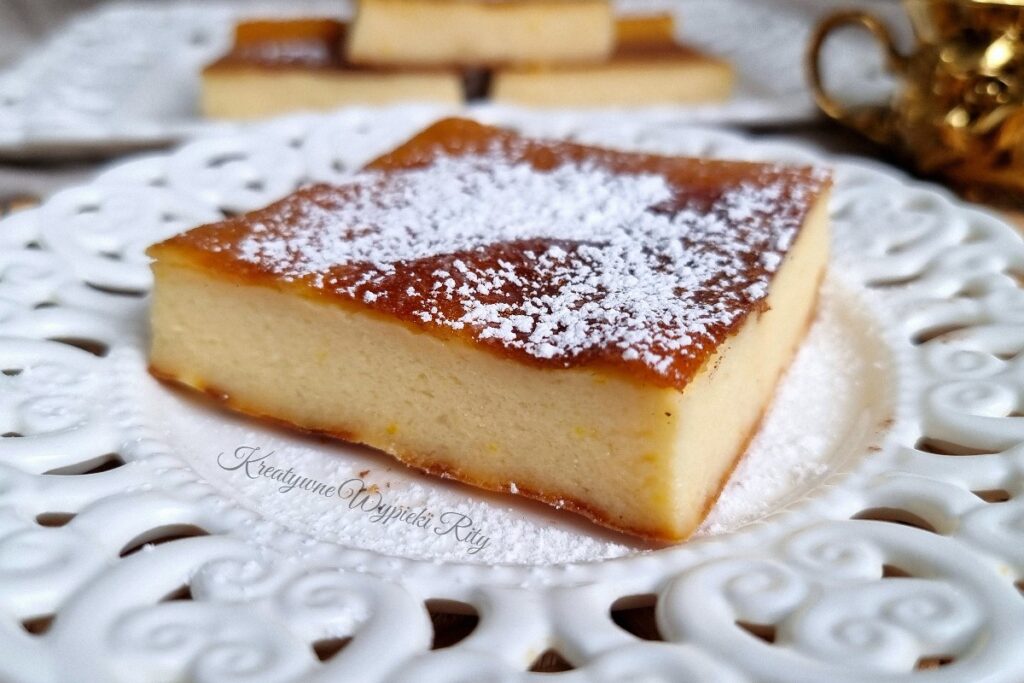 Galatopita – grecki deser mleczny zapiekany w foremce, posypany cukrem pudrem